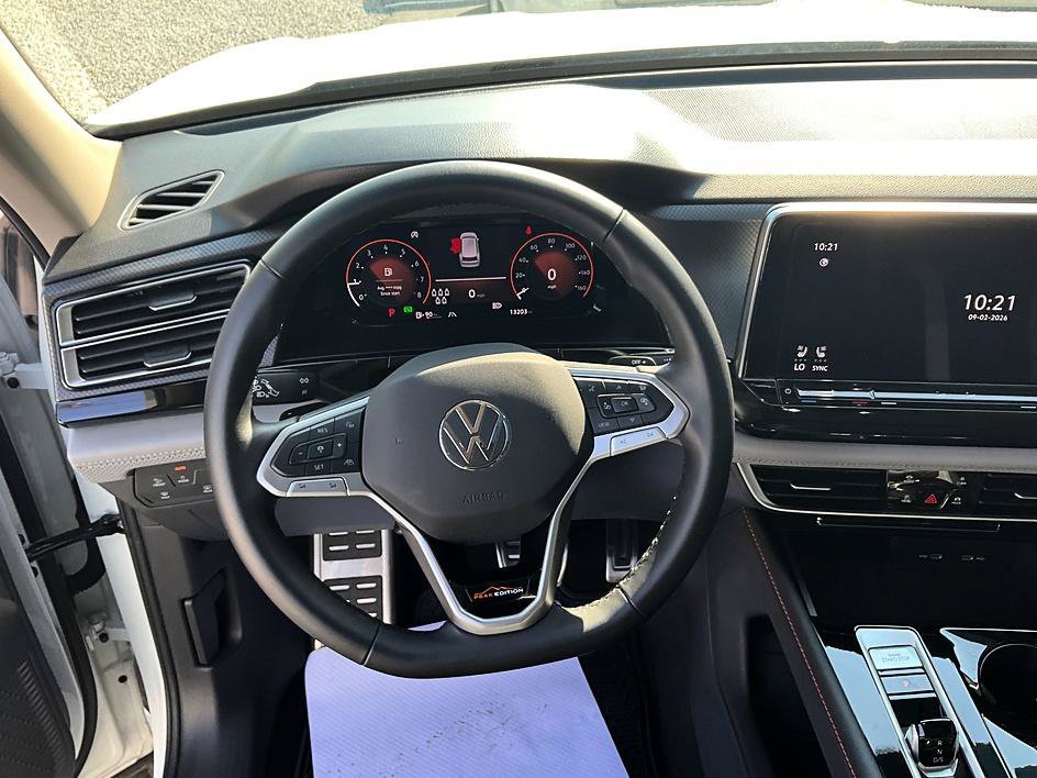 Used 2025 Volkswagen Atlas Peak Edition SE AWD/4WD image 34