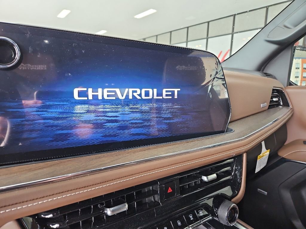 Used 2025 Chevrolet Suburban High Country AWD/4WD image 13