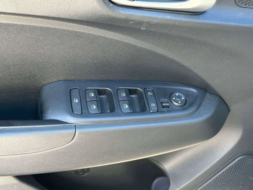 Used 2023 Hyundai Venue SEL FWD image 14