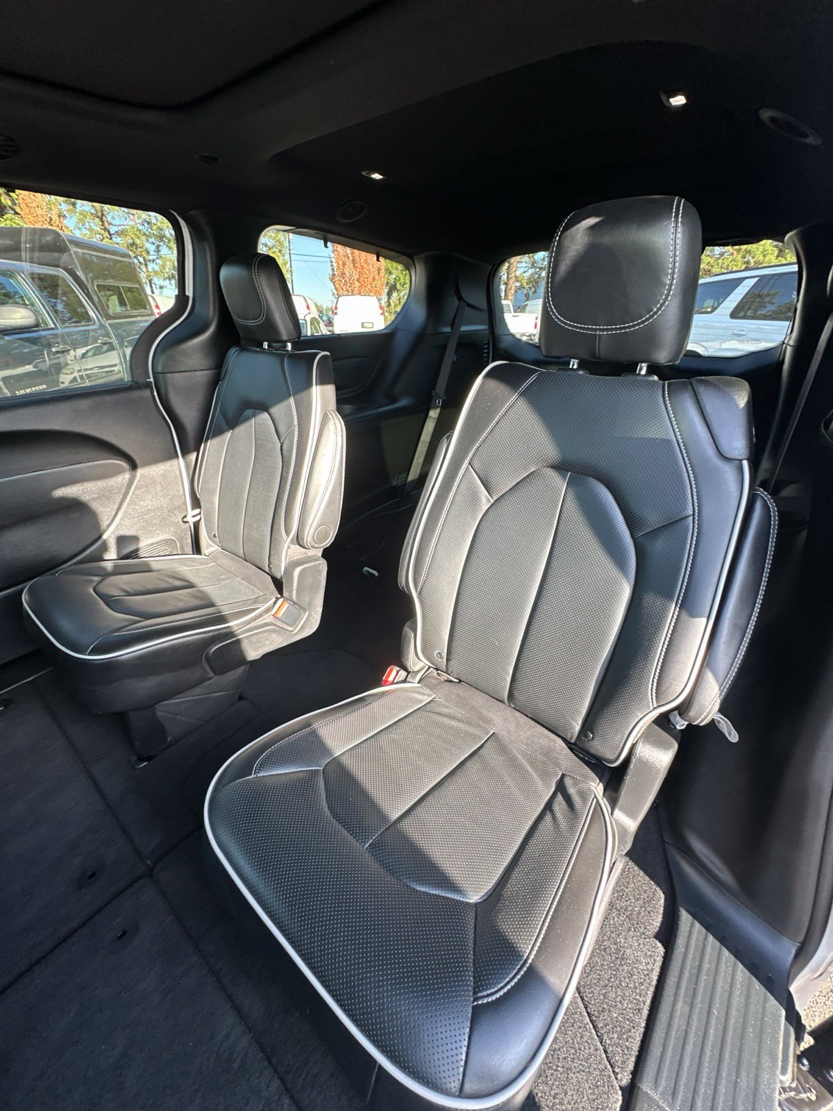 Used 2025 Chrysler Pacifica Limited FWD image 18