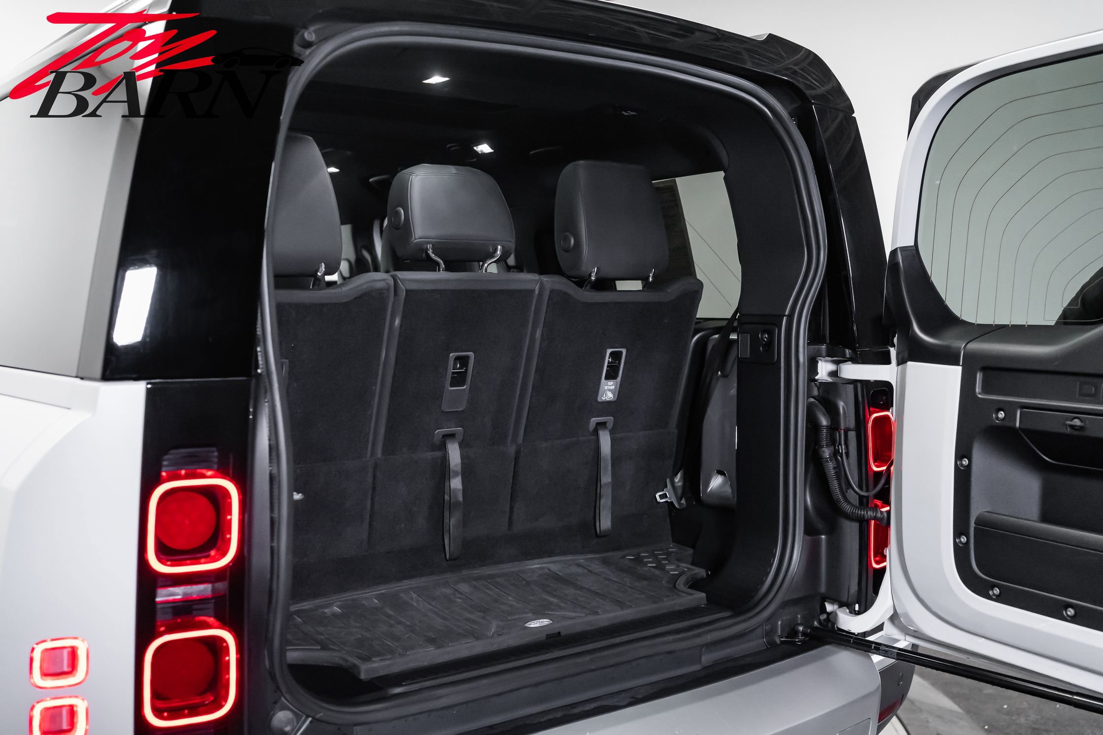 Used 2023 Land Rover Defender 130 SE image 48