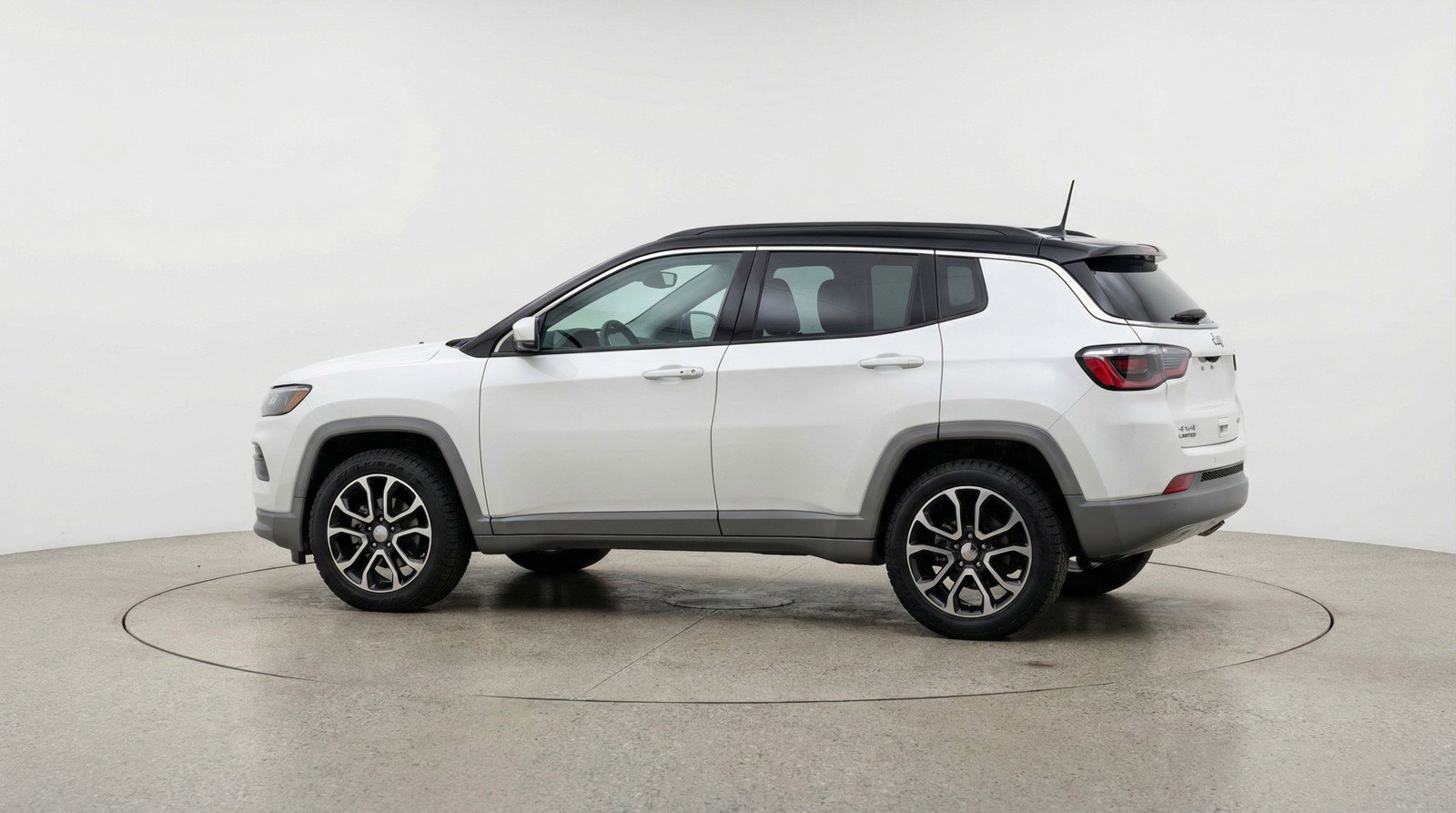 Used 2025 Jeep Compass Trailhawk image 5