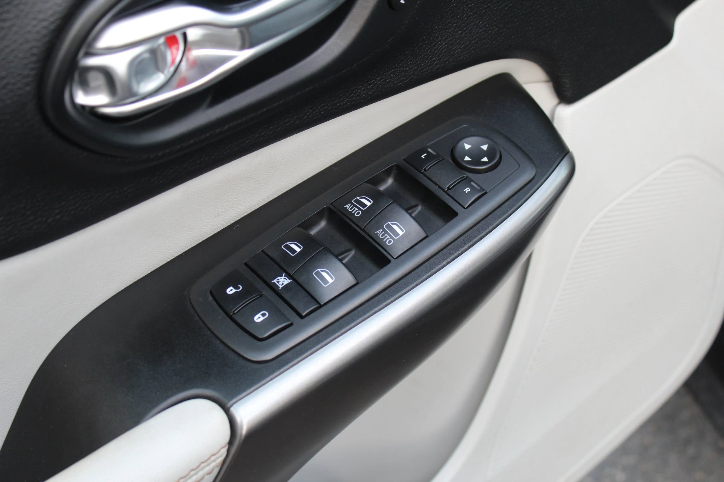 Used 2019 Jeep Cherokee Limited image 22