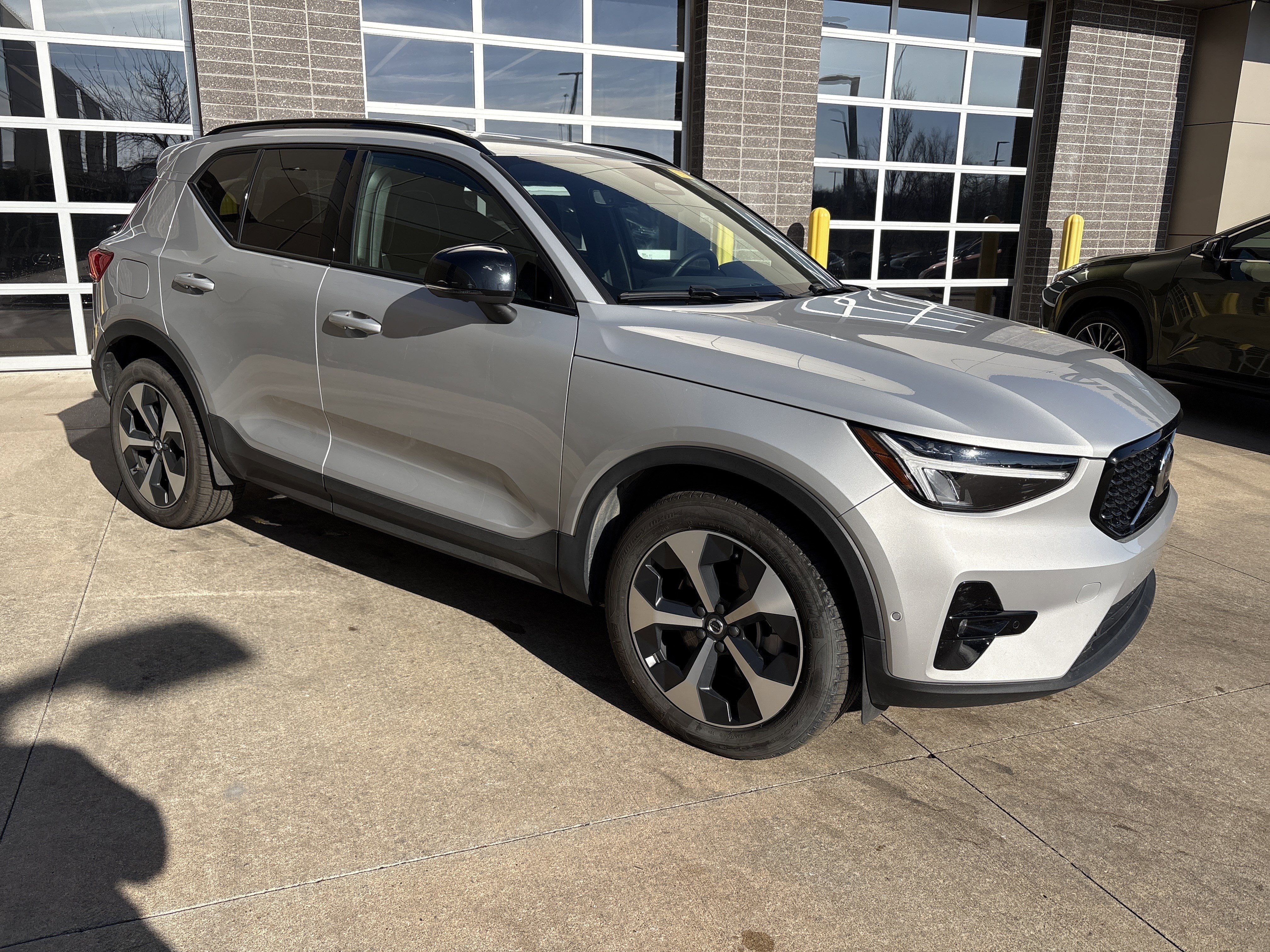 Used 2025 Volvo XC40 B5 Plus image 22