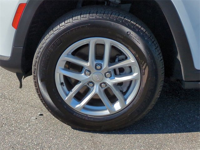 Used 2024 Jeep Grand Cherokee L Laredo w/ Luxury Tech Group I image 11