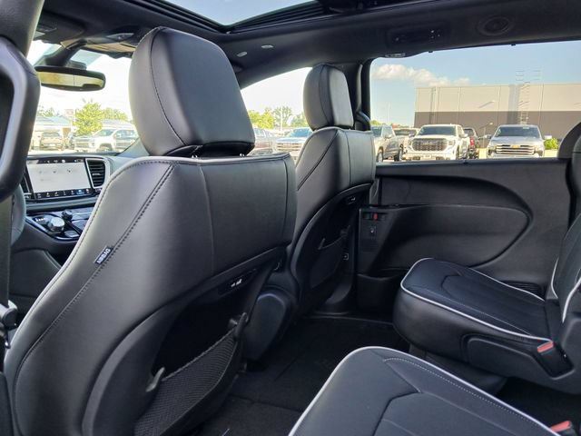 New 2027 Chrysler Pacifica Limited w/ Family Tech Group AWD/4WD image 13