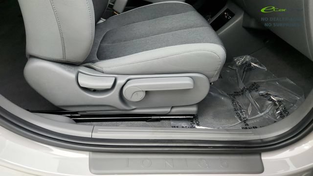 Used 2025 Hyundai Ioniq 5 SE RWD image 36