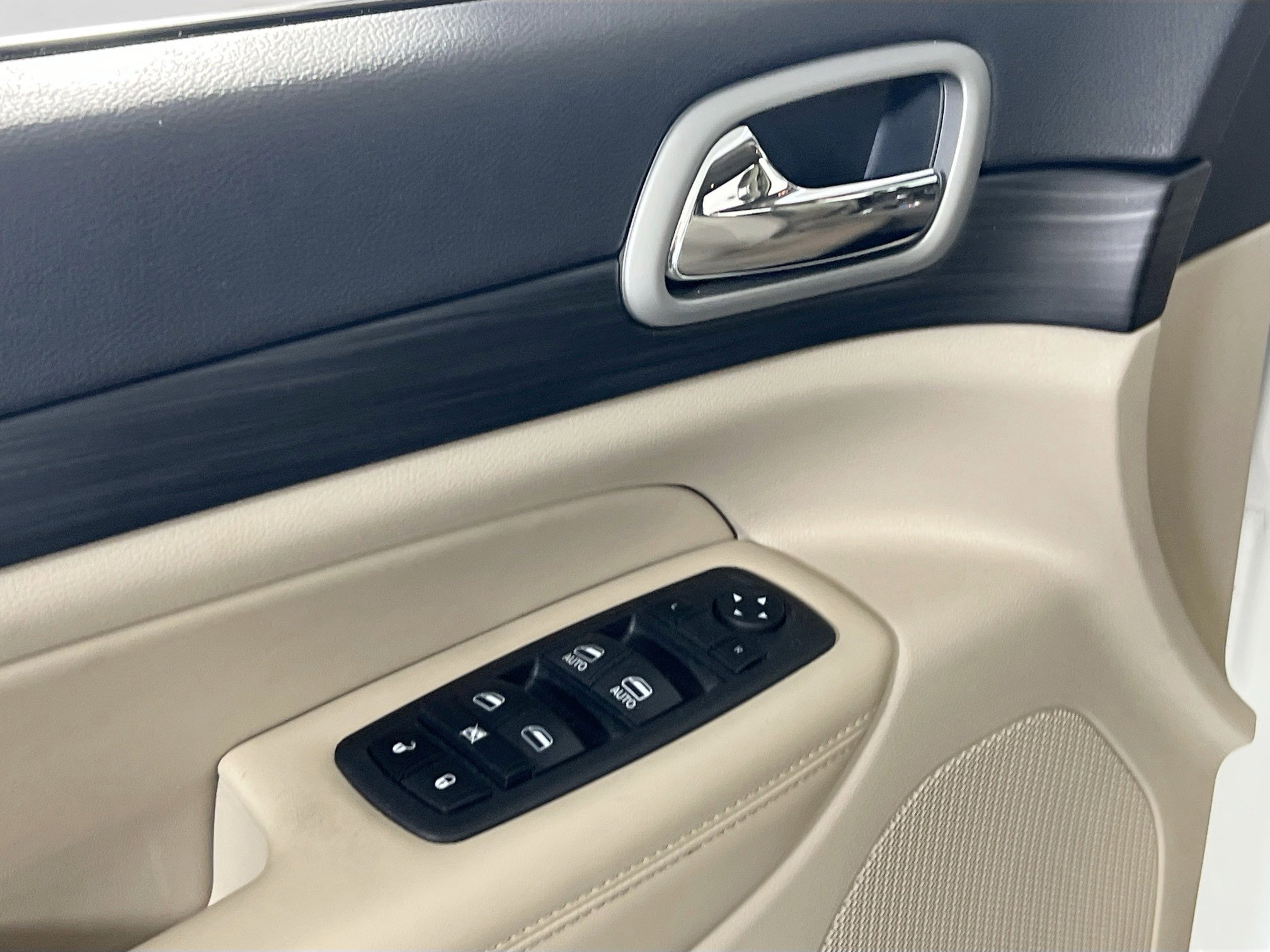 Used 2022 Jeep Grand Cherokee Laredo E image 18