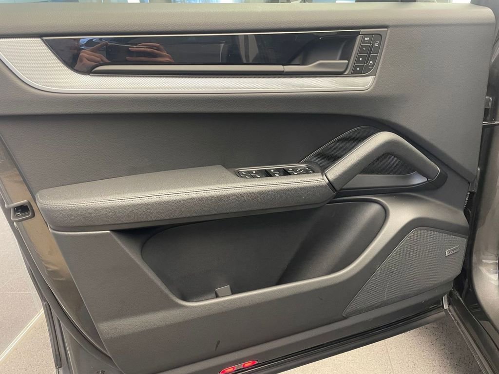 Used 2025 Porsche Cayenne image 20