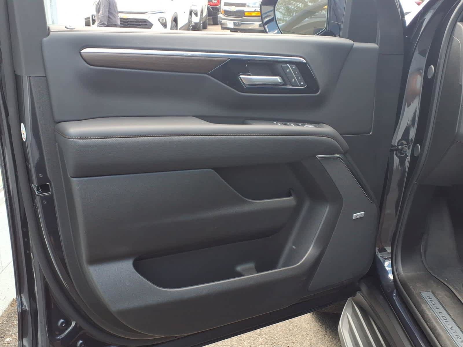 Certified 2025 Chevrolet Suburban High Country AWD/4WD image 10