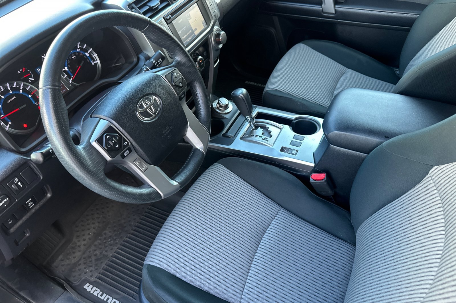 Used 2018 Toyota 4Runner SR5 AWD/4WD image 10