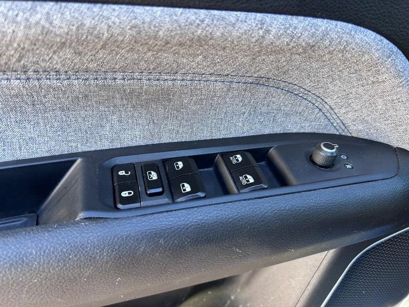 Used 2025 Jeep Compass Latitude image 17