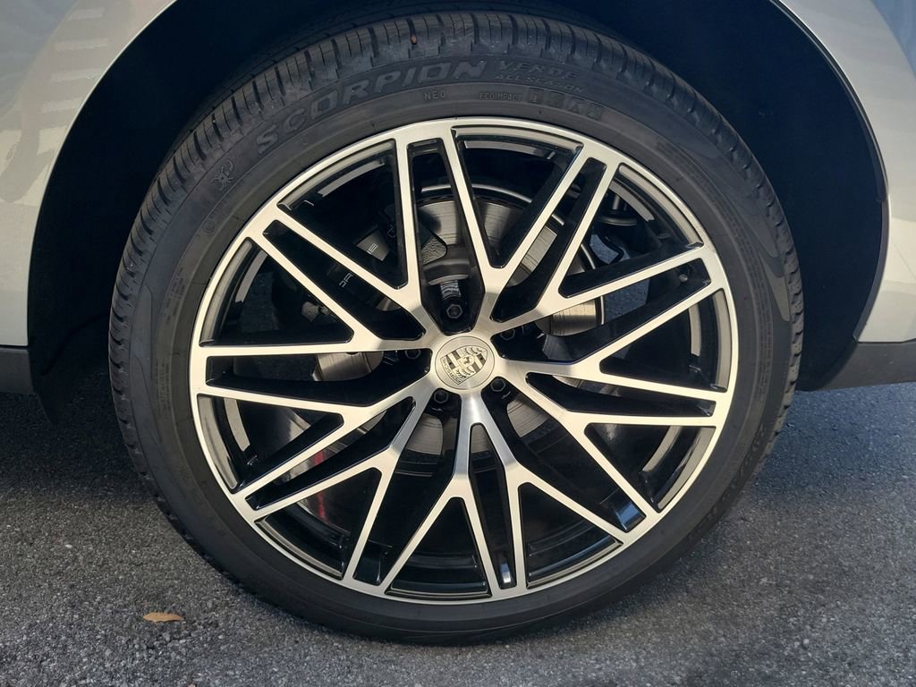 Certified 2025 Porsche Macan image 13