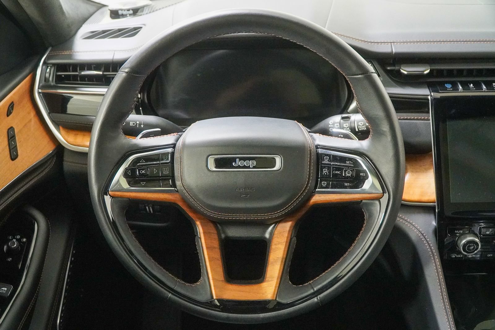 Used 2023 Jeep Grand Cherokee Summit AWD/4WD image 24