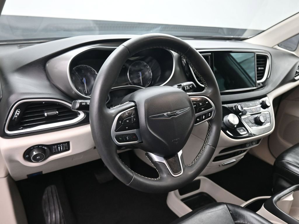 Used 2022 Chrysler Pacifica Touring-L image 13