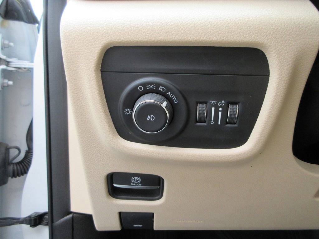 Used 2022 Jeep Grand Cherokee L Limited w/ Black Appearance Package AWD/4WD image 26