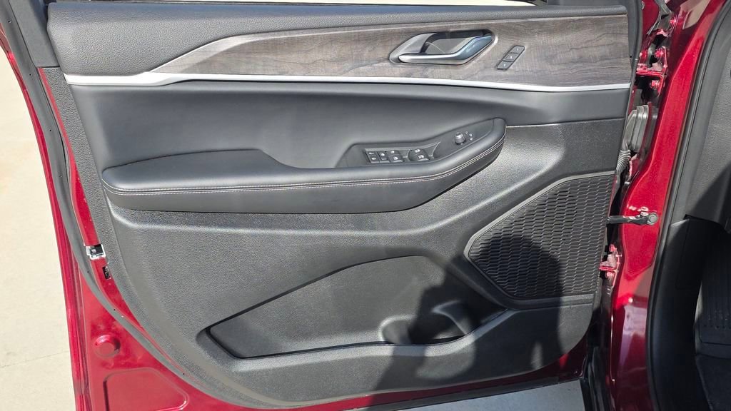 Used 2025 Jeep Grand Cherokee Limited w/ Black Appearance Package image 24