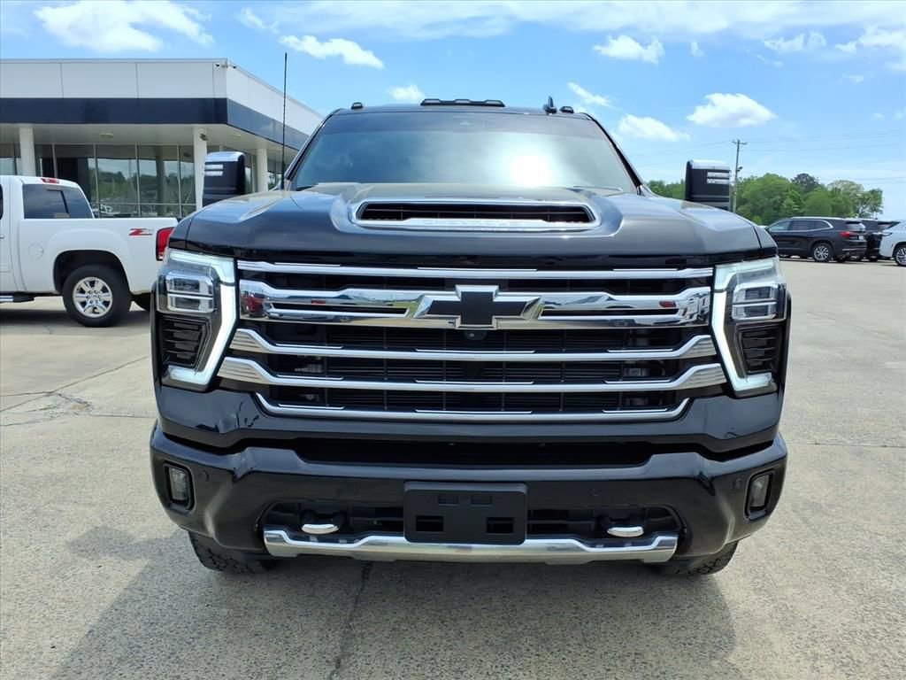 Used 2024 Chevrolet Silverado 3500 High Country w/ High Country Premium Package AWD/4WD image 2