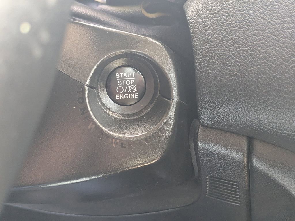 Used 2017 Jeep Renegade Latitude AWD/4WD image 13