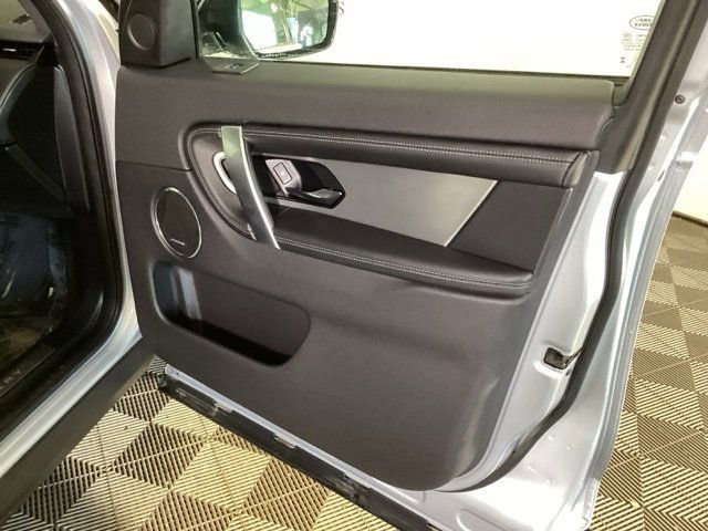 Used 2024 Land Rover Discovery Sport Dynamic SE image 4