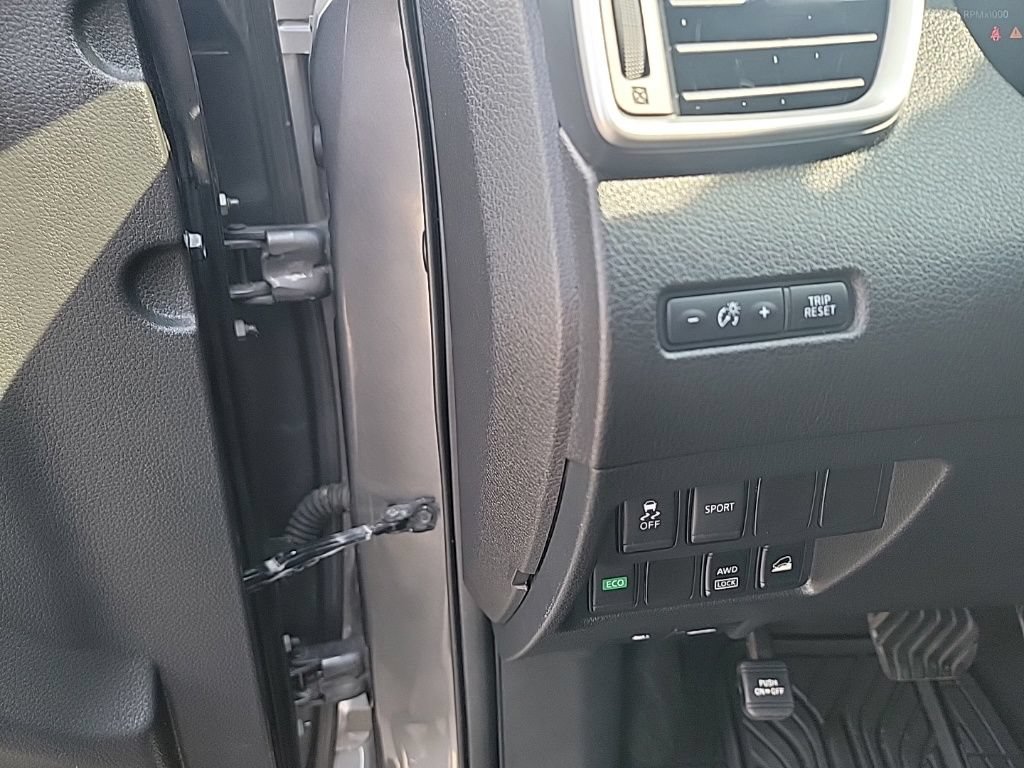 Used 2016 Nissan Rogue SV AWD/4WD image 20