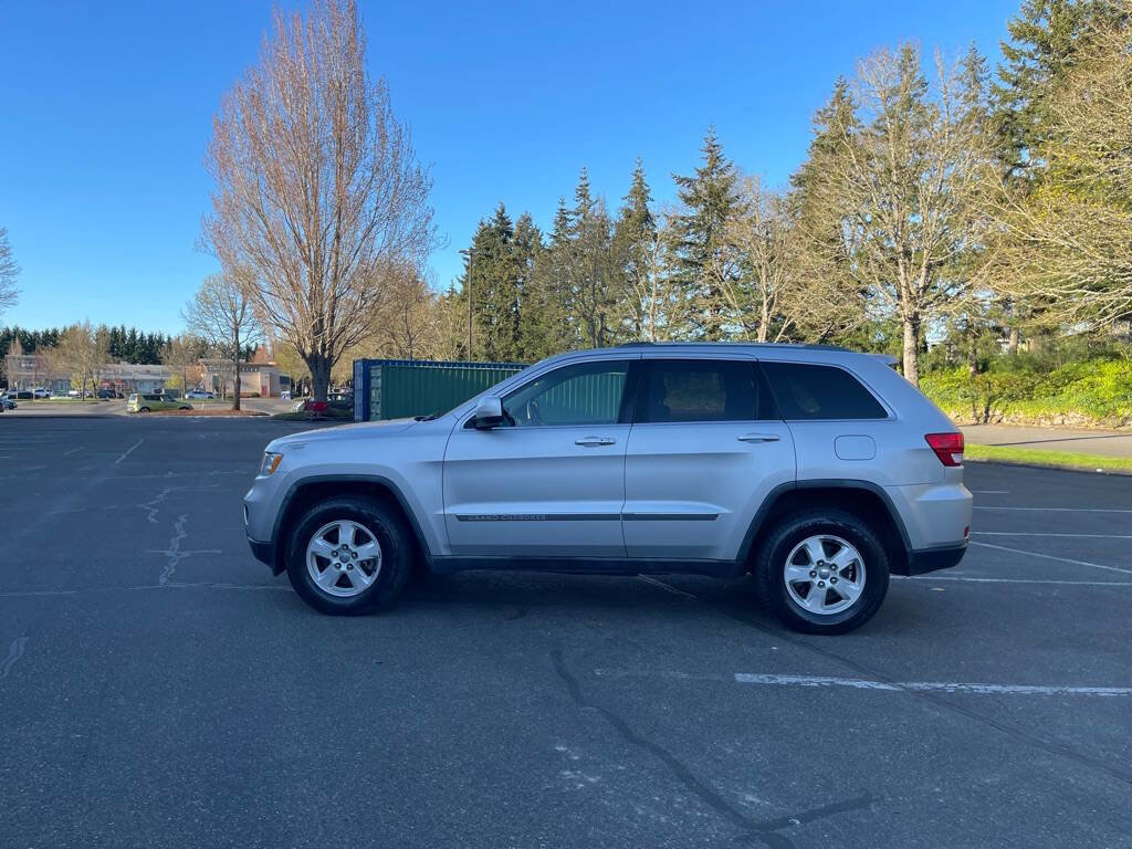 Used 2011 Jeep Grand Cherokee Laredo AWD/4WD image 2