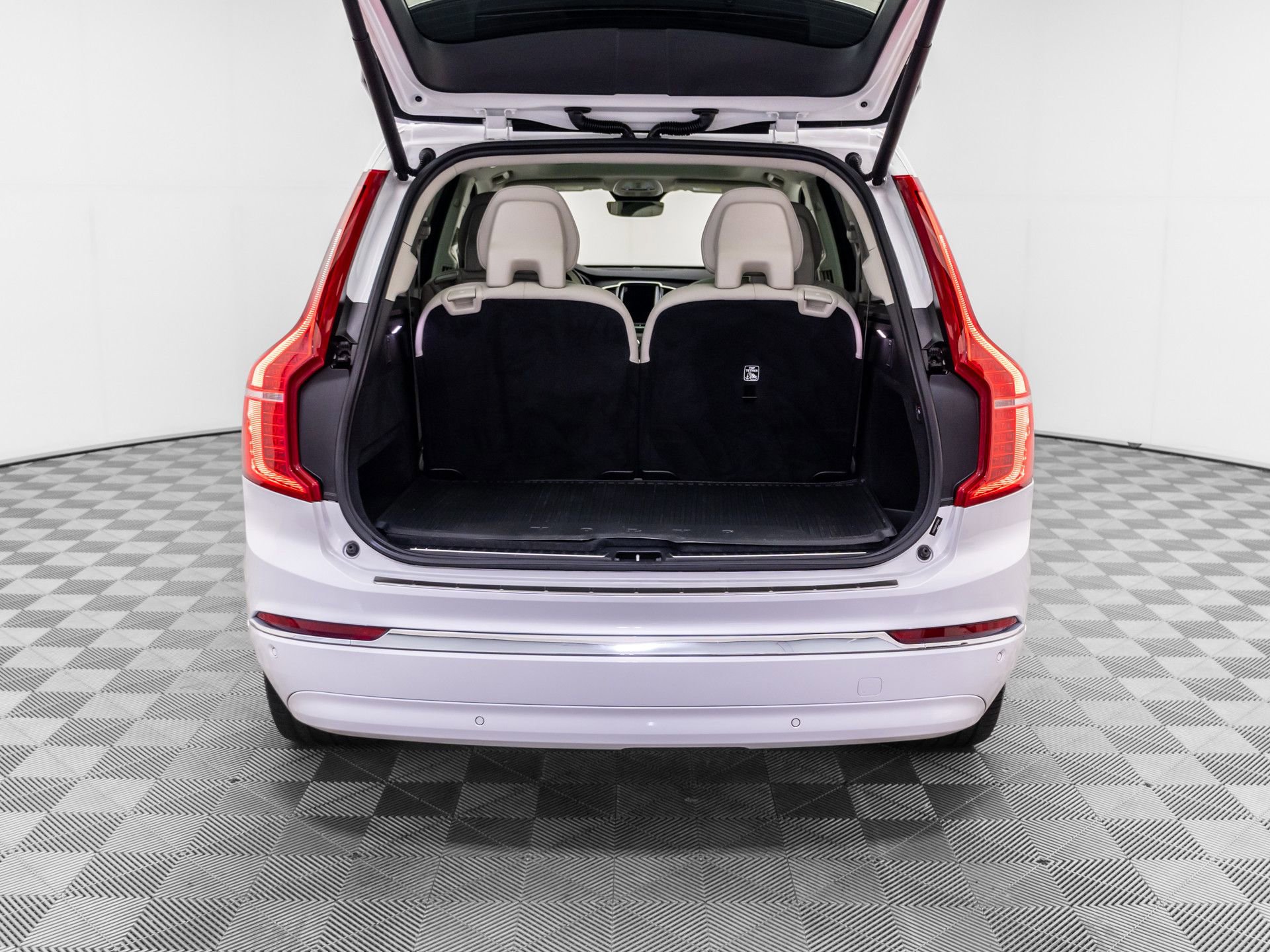 Used 2023 Volvo XC90 T8 Plus w/ Protection Package Premier image 33