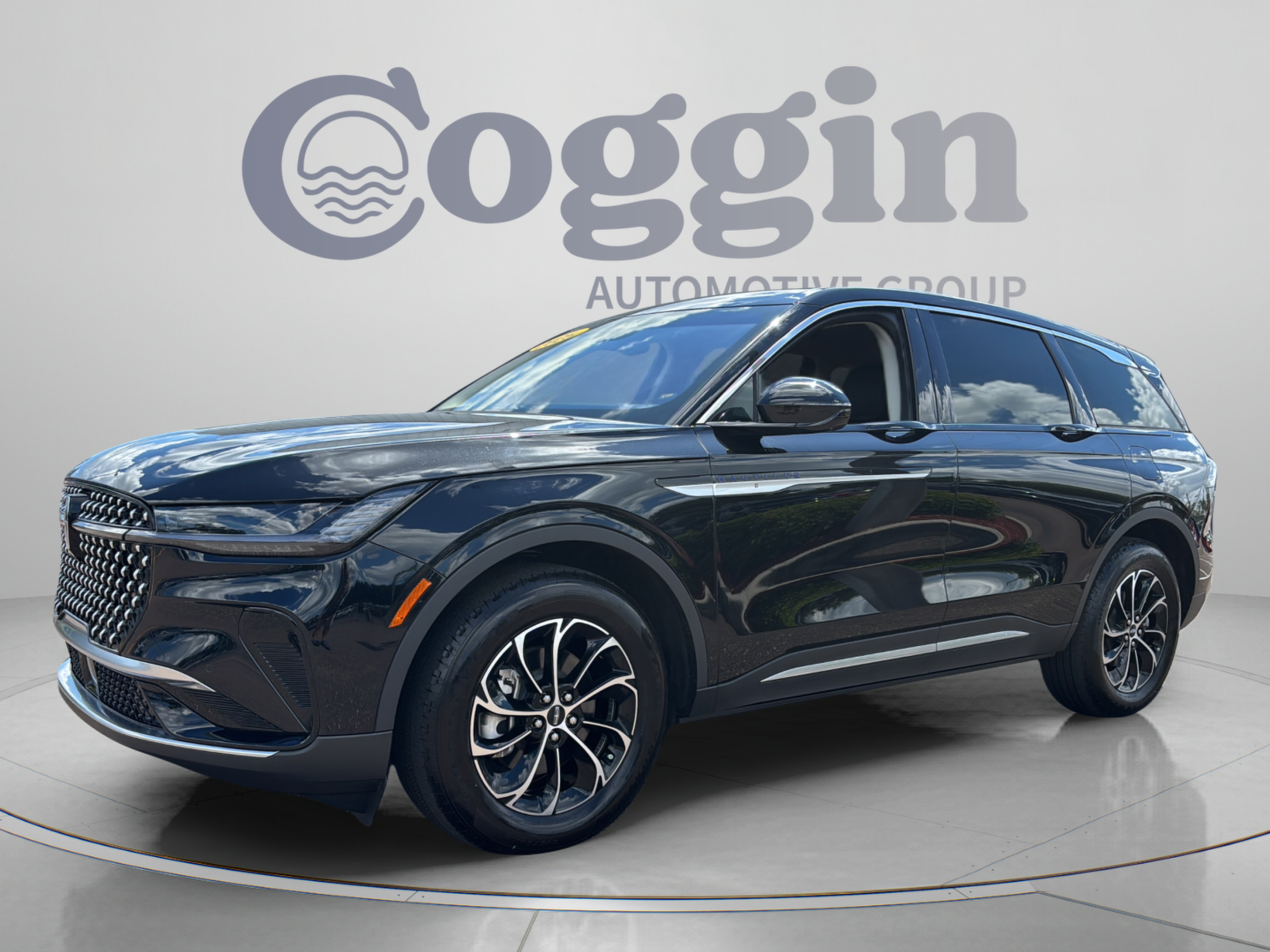 Used 2025 Lincoln Nautilus Premier AWD/4WD image 1