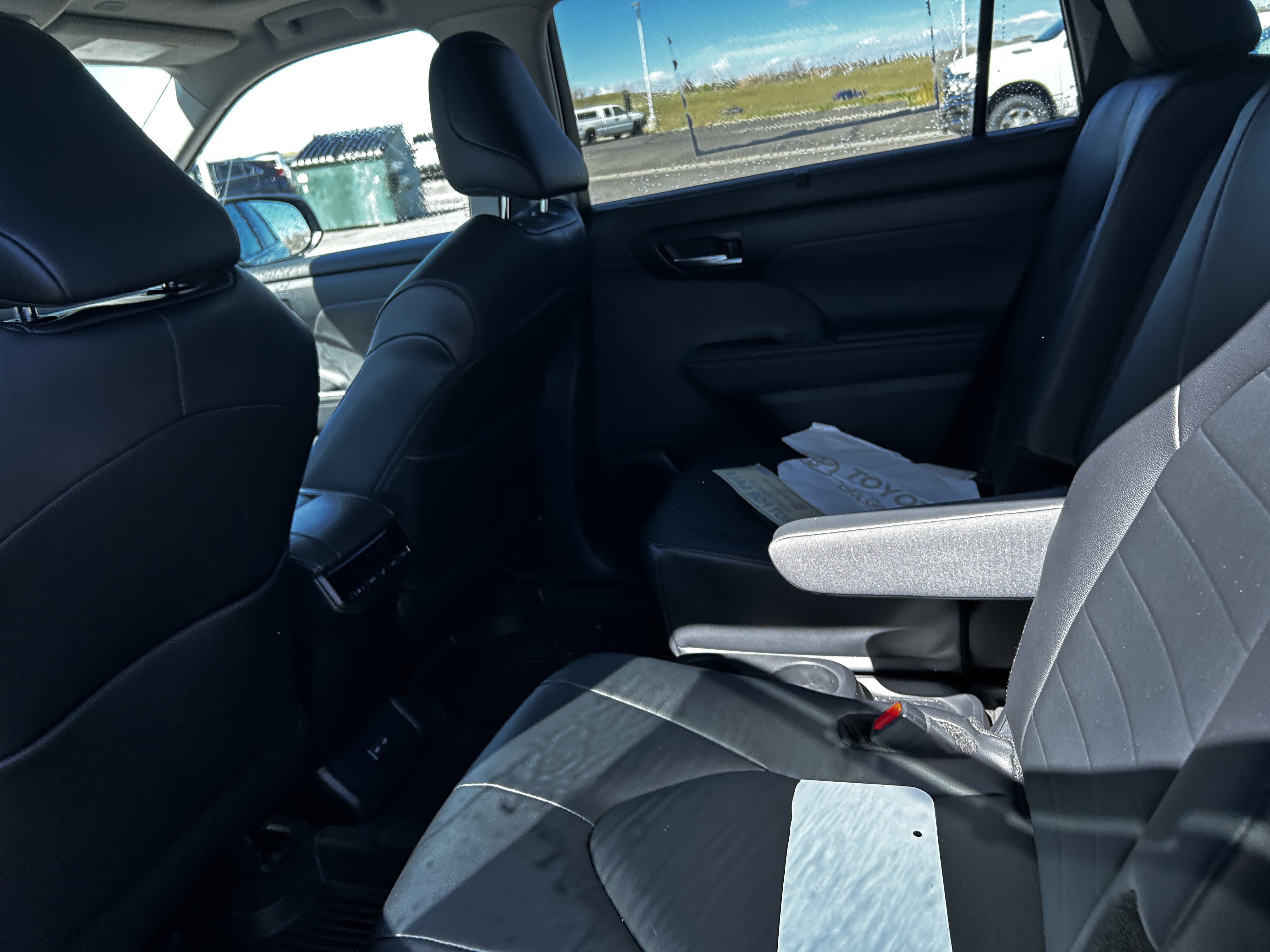 Used 2026 Toyota Highlander XLE image 10