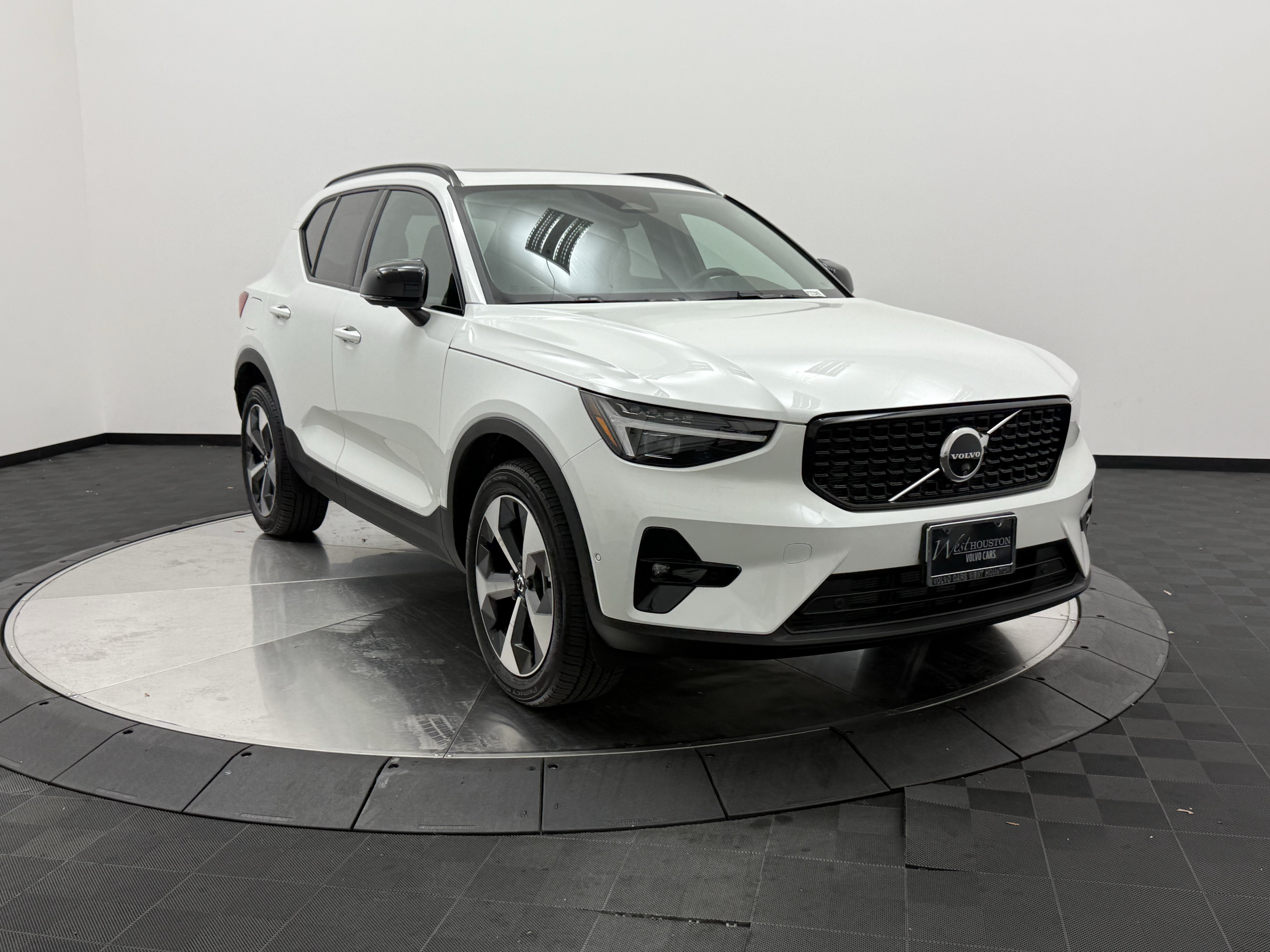 Certified 2026 Volvo XC40 B5 Plus AWD/4WD image 2