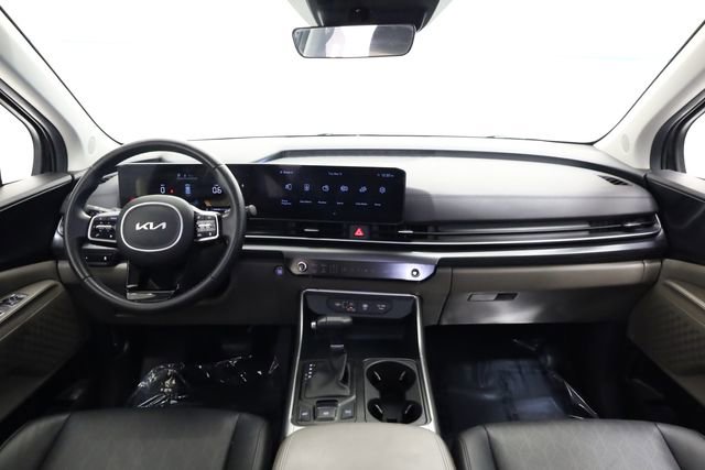 Used 2025 Kia Carnival FWD image 17