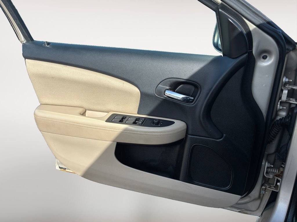 Used 2013 Chrysler 200 LX image 28