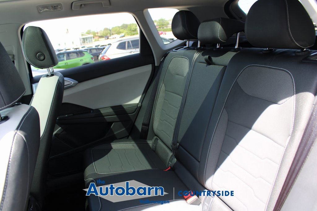 Used 2025 Volkswagen Taos SE AWD/4WD image 19