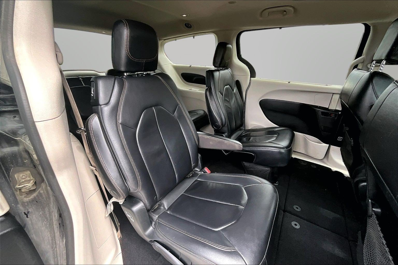 Used 2017 Chrysler Pacifica Touring-L FWD image 16