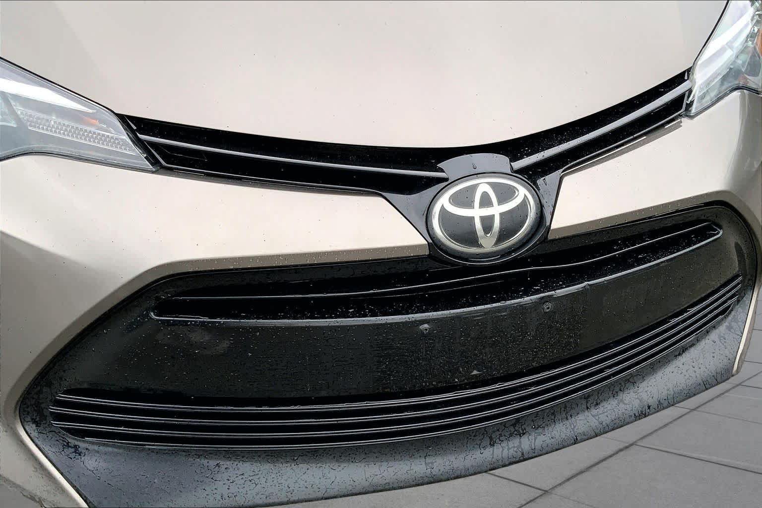 Used 2018 Toyota Corolla LE FWD image 32