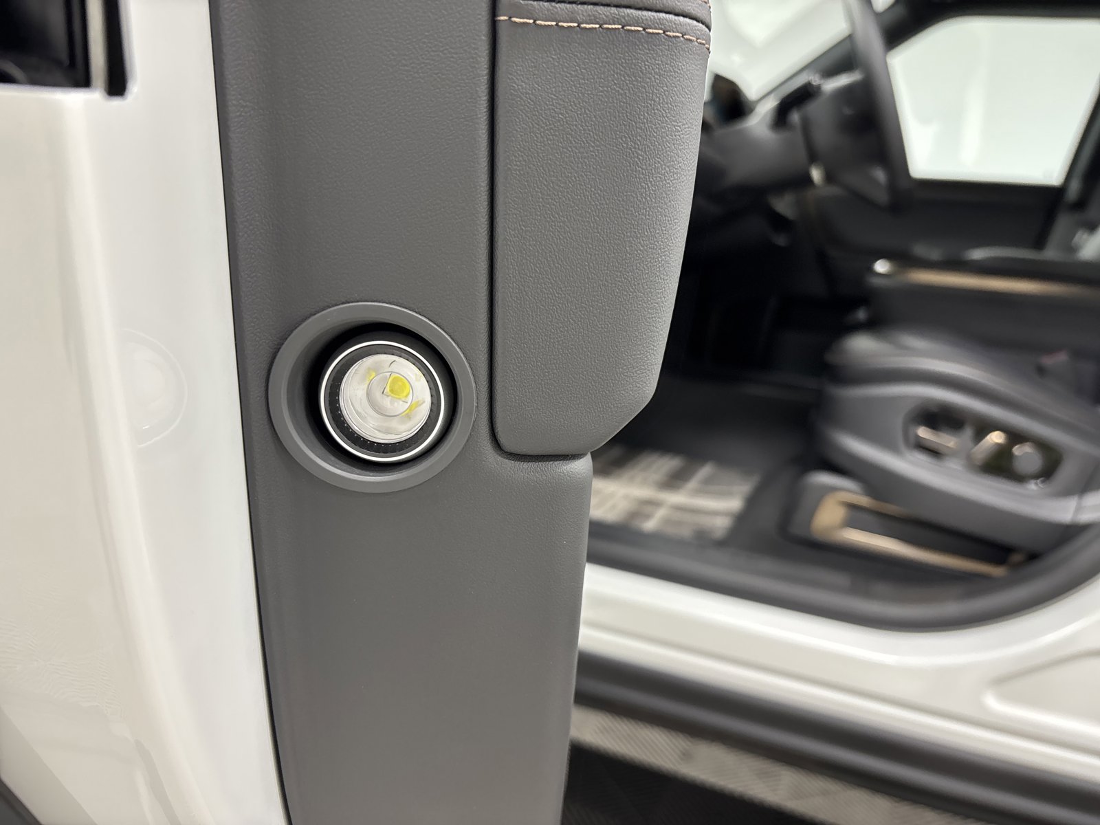 Used 2025 Rivian R1S Premium image 32