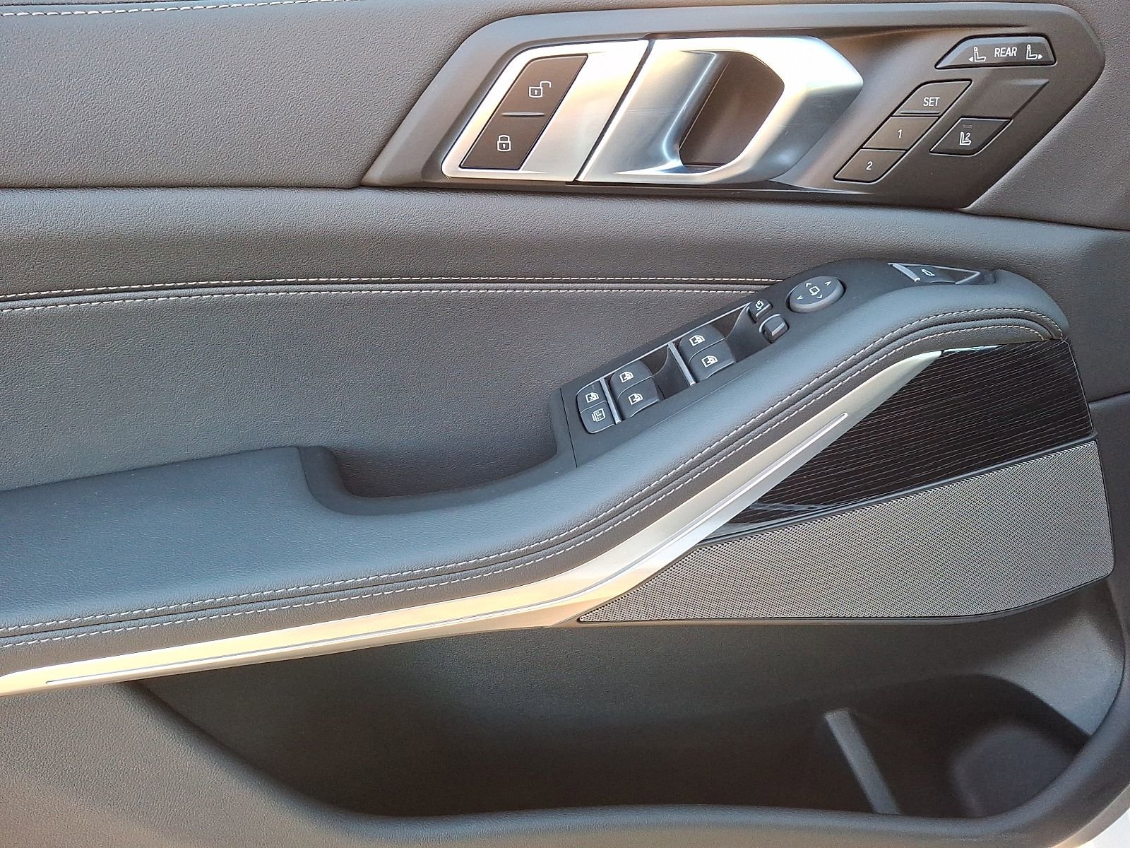 Used 2026 BMW X7 xDrive40i w/ M Sport Package image 9