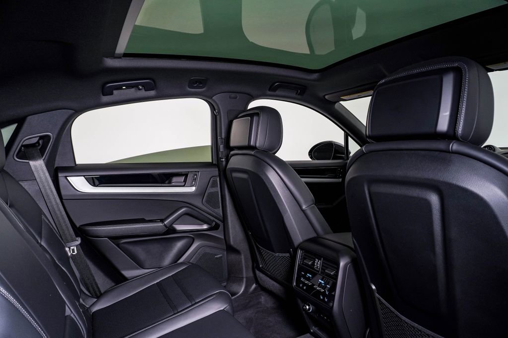 Certified 2025 Porsche Cayenne Coupe image 16