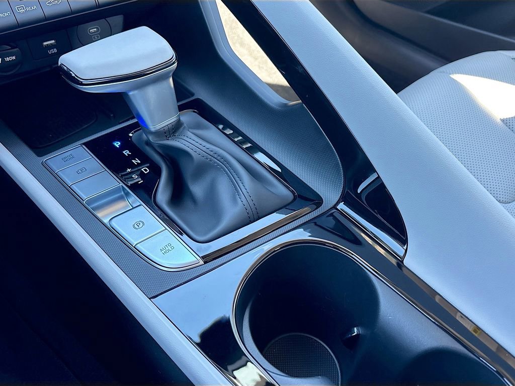 Used 2025 Hyundai Elantra Limited image 17