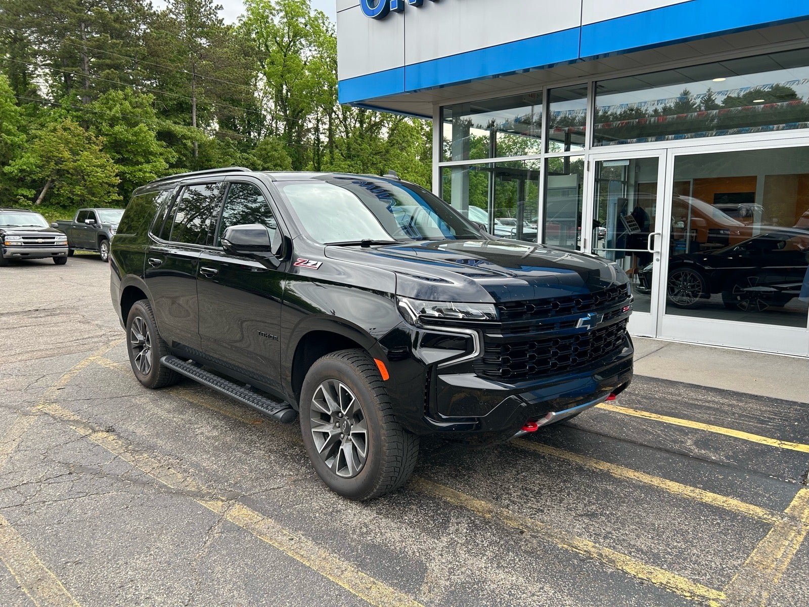 Used 2023 Chevrolet Tahoe Z71 w/ Luxury Package AWD/4WD image 3