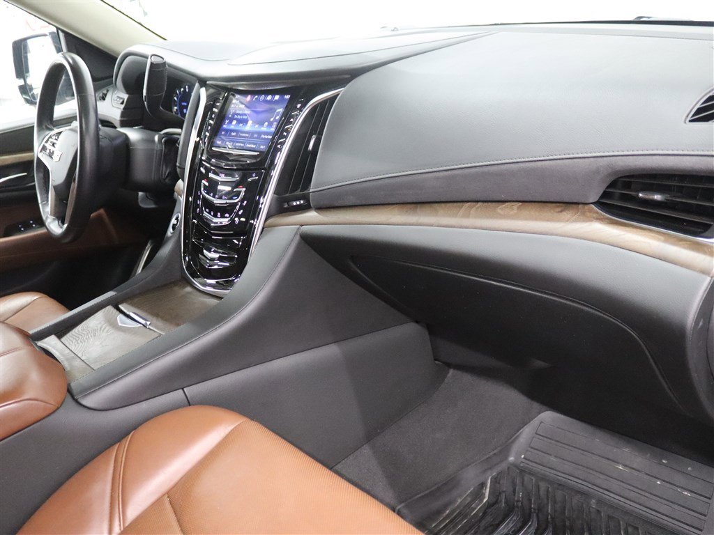 Used 2020 Cadillac Escalade ESV Luxury w/ LPO, Radiant Package AWD/4WD image 33