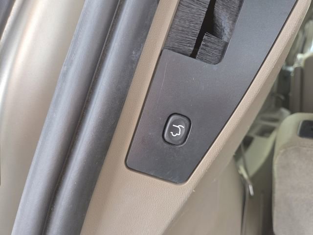 Used 2015 Chrysler Town & Country Touring FWD image 12