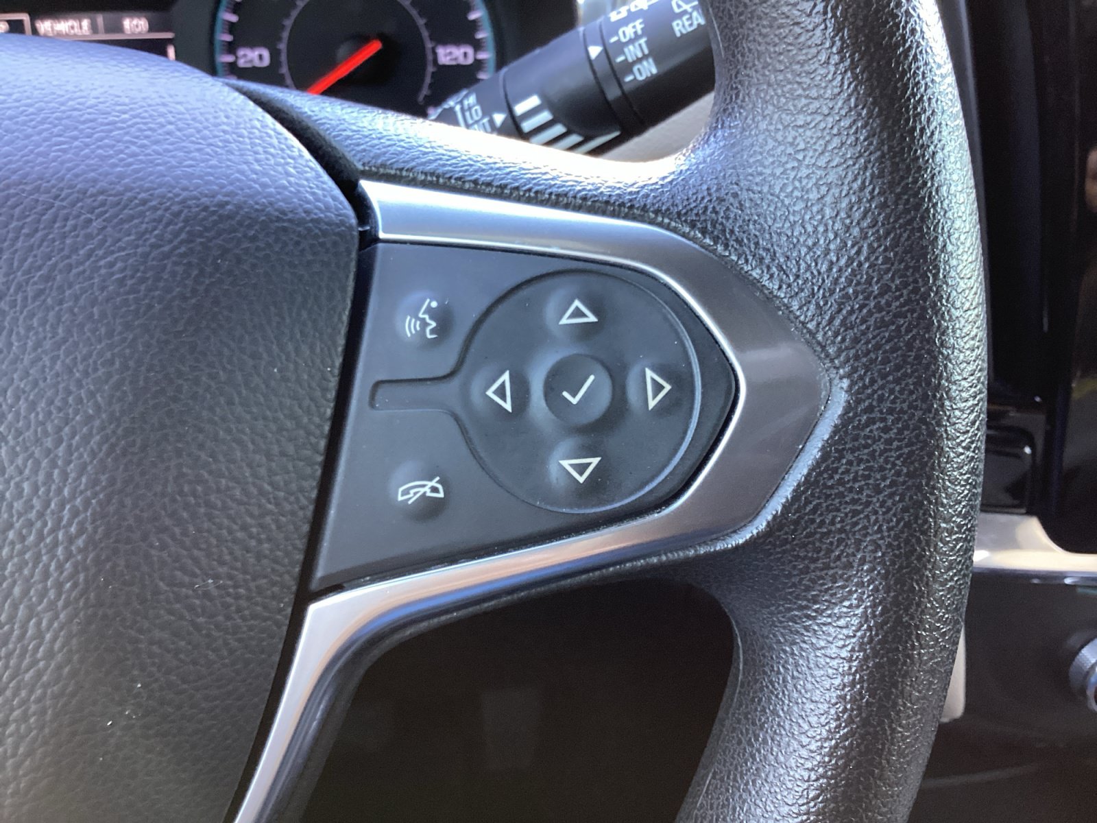 Used 2023 Chevrolet Traverse LS FWD image 18