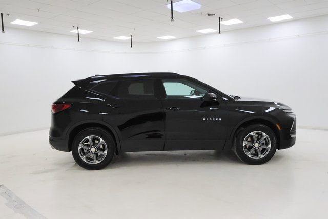 Used 2025 Chevrolet Blazer LT w/ Convenience Package image 2