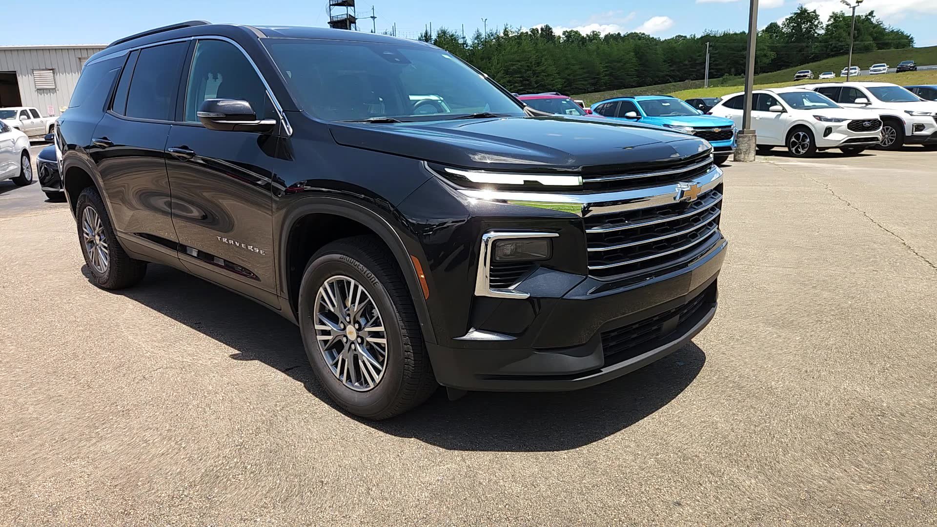 Used 2025 Chevrolet Traverse LT FWD image 4