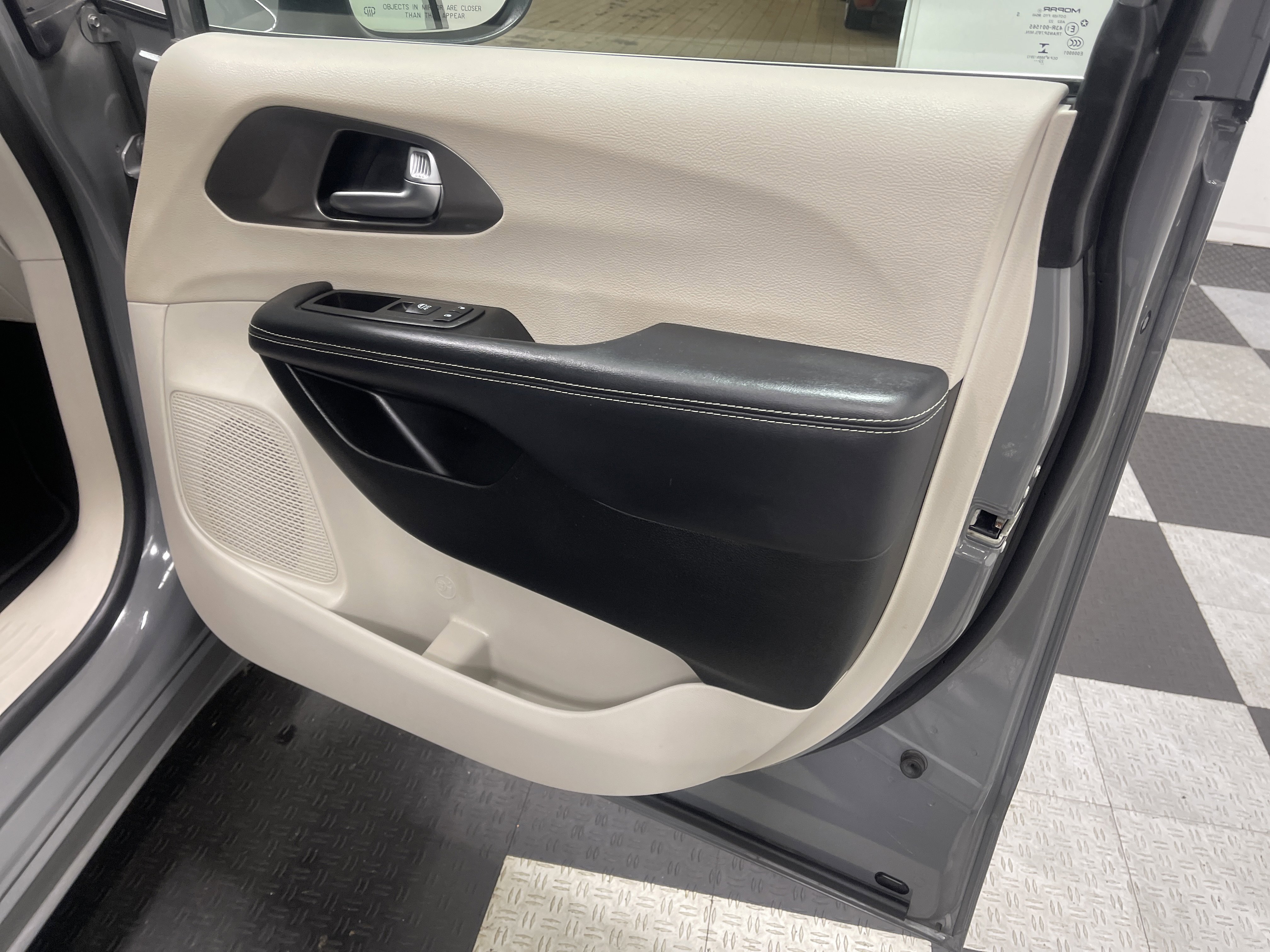 Used 2023 Chrysler Pacifica Touring-L image 22