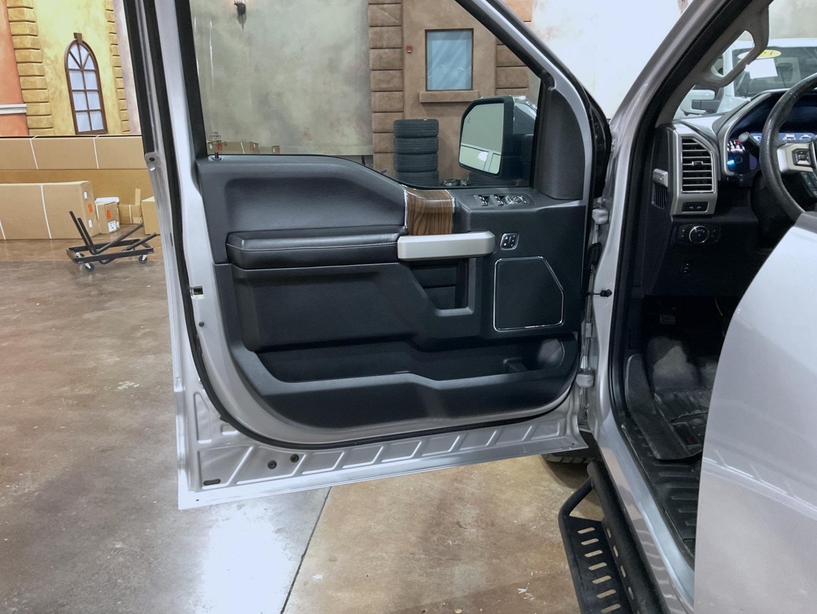Used 2016 Ford F150 Lariat w/ Equipment Group 502A Luxury AWD/4WD image 9