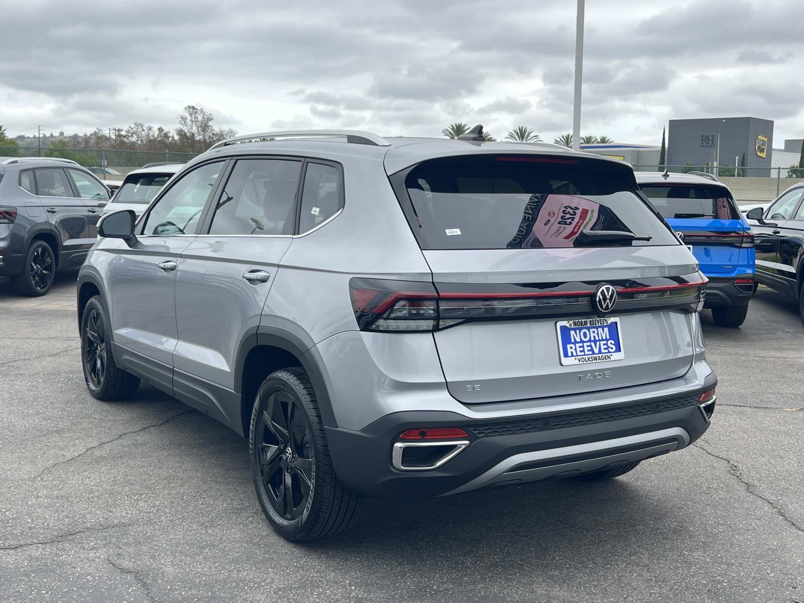 New 2026 Volkswagen Taos SE FWD image 3