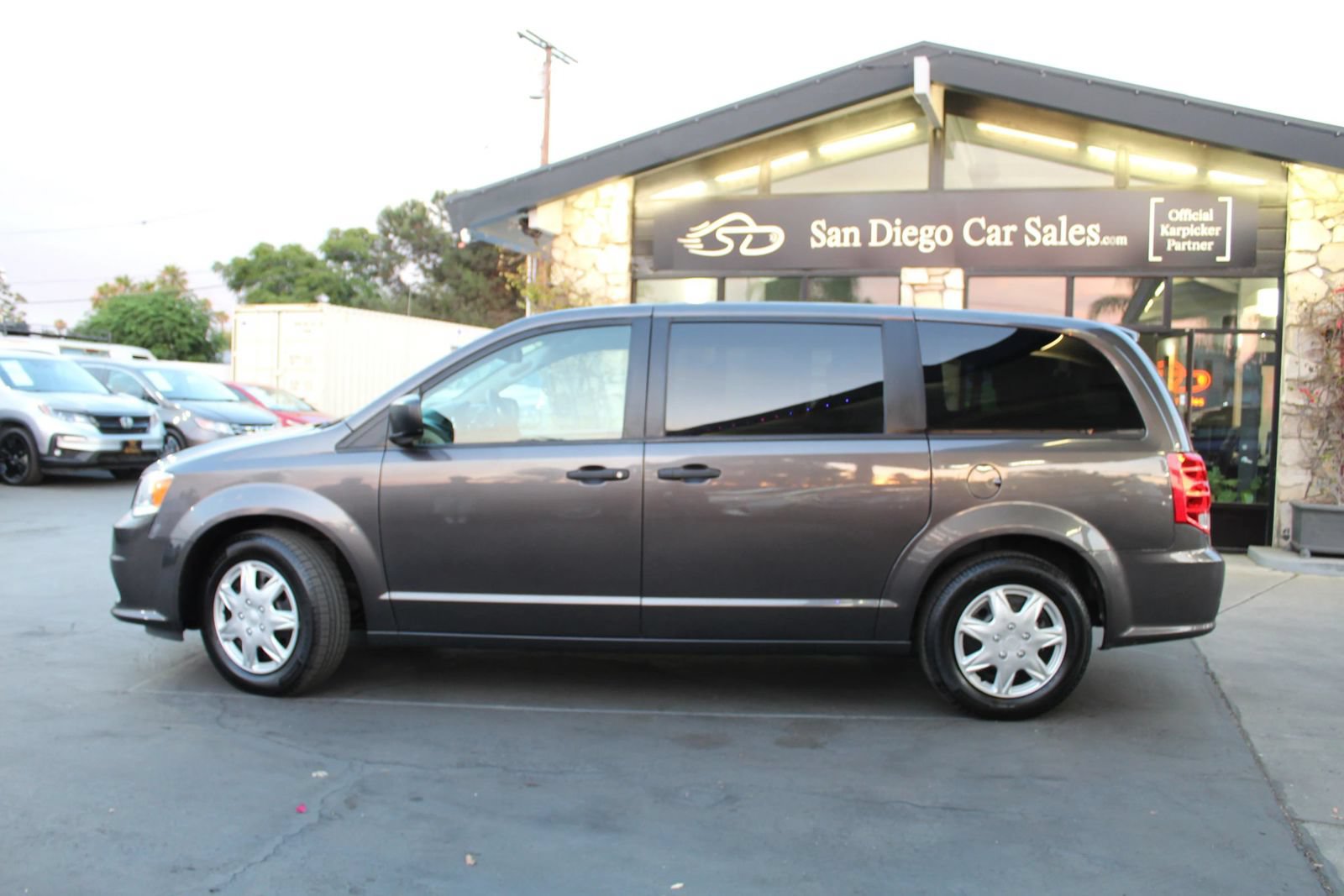 Used 2019 Dodge Grand Caravan SE FWD image 2