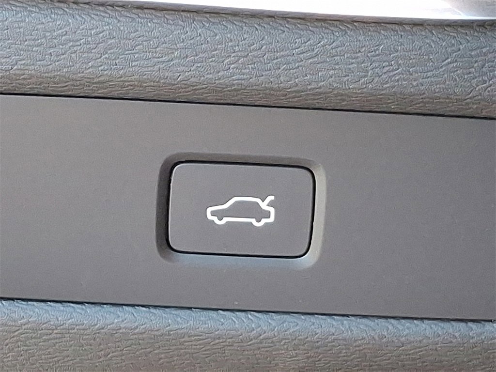 Used 2024 Volvo XC60 B5 Ultimate w/ Protection Package Premier image 23